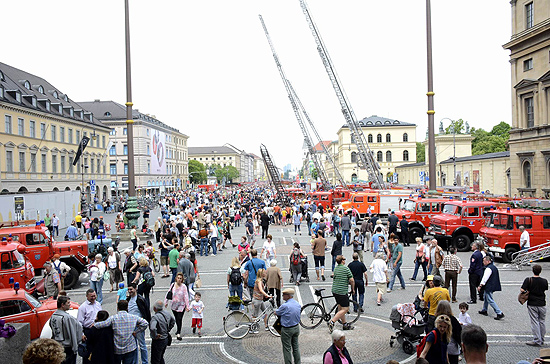 FireTage in München mit Weltrekordversuch - 52.000 bewunderten die größte Parade mit Feuerwehr- und Einsatzfahrzeugen weltweit am 29.05.2016 (©Foto: Ingrid Grossmann)